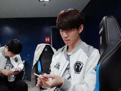 Falcons 在 ESL Pro League Season 22 半决赛中以 2：0 战胜 Mouz ，晋级总决赛;