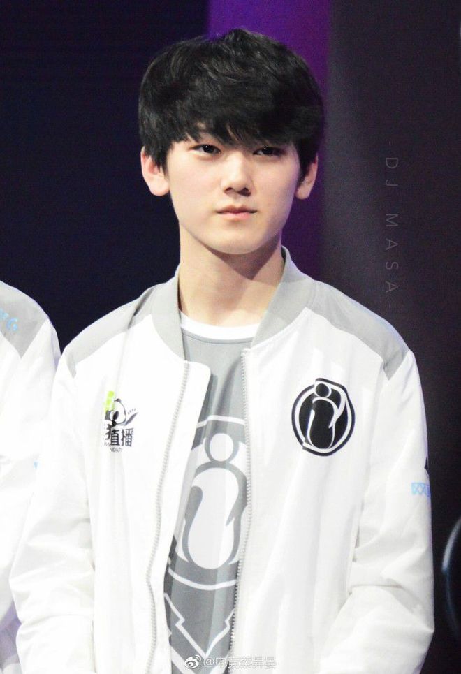 T1 3-1 GEN！队史第十座LCK奖杯，LCK史上第二支全胜夺冠队伍