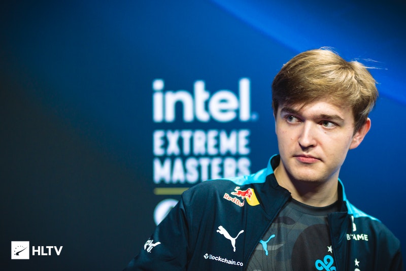 Xiaohu 的Sylas不断送出免费通行证，但 Light 的Jinx成功覆盖了下路， Weibo Gaming 横扫 Oh My God 。